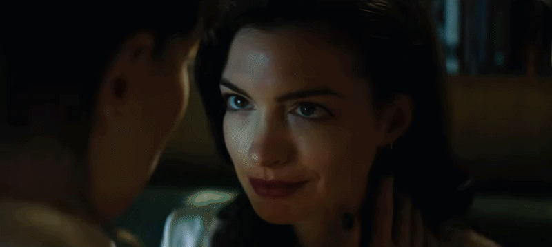 Mở mắt đúng cách thấy là thấy Anne Hathaway hôn Dakota Johnson, đóng chung phim 18+ thì ai làm lại 2 chị?