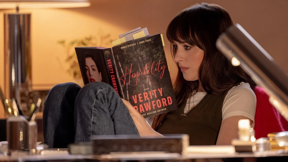 Mở mắt đúng cách thấy là thấy Anne Hathaway hôn Dakota Johnson