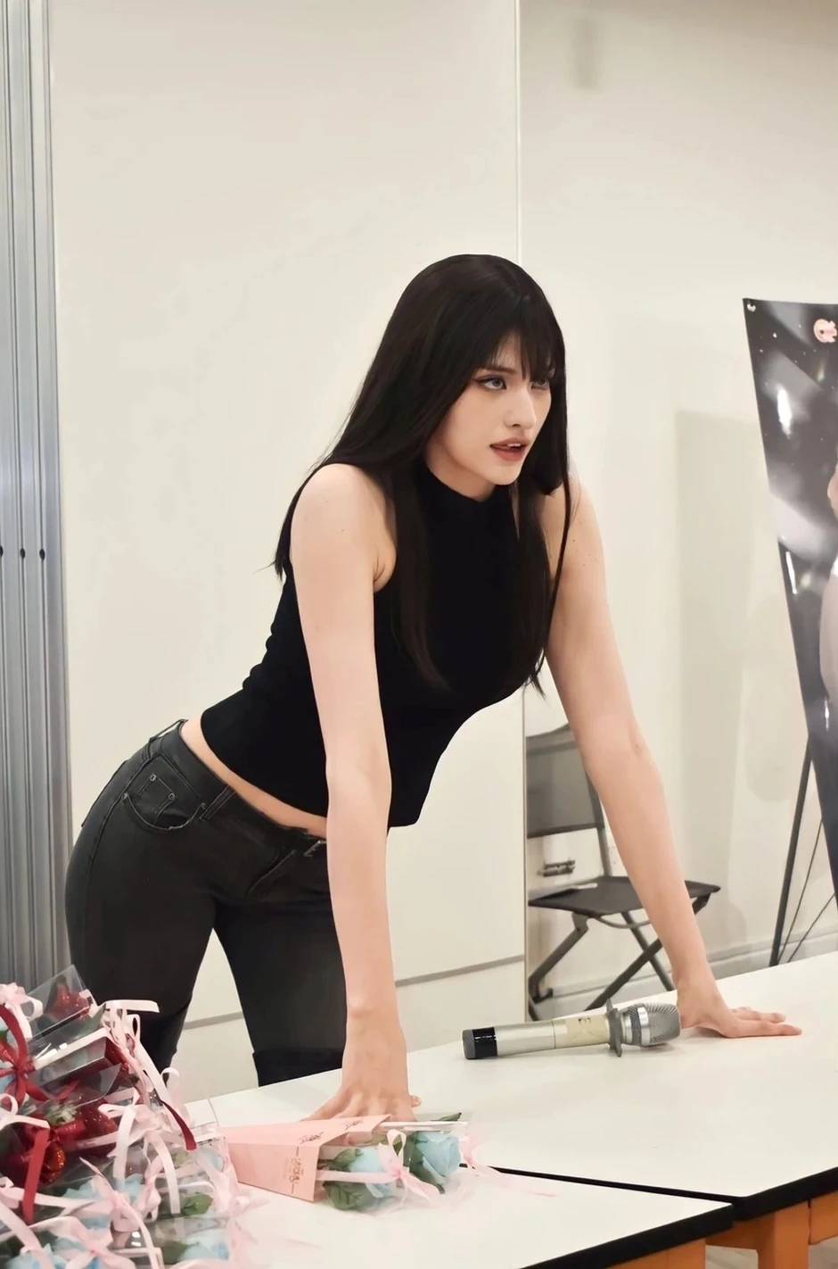 Một Chị Đẹp phi giới tính hẹn hò staff nữ trong show, mất tích suốt 4 tháng hóa ra vì bận đưa "em iu" đi chơi