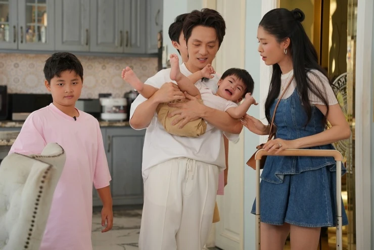 Một mình chăm 3 con khi vợ vắng nhà, Đăng Khôi xoay xở ra sao? Một mình chăm 3 con khi vợ vắng nhà, Đăng Khôi xoay xở ra sao?