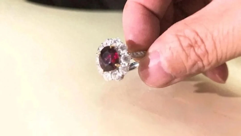 Mua trang sức 750 triệu đồng được giảm giá còn 110 triệu, khách bị chủ tiệm vàng kiện để đòi lại: Tòa án phán quyết bất ngờ Mua trang sức 750 triệu đồng được giảm giá còn 110 triệu, khách bị chủ tiệm vàng kiện để đòi lại: Tòa án phán quyết bất ngờ