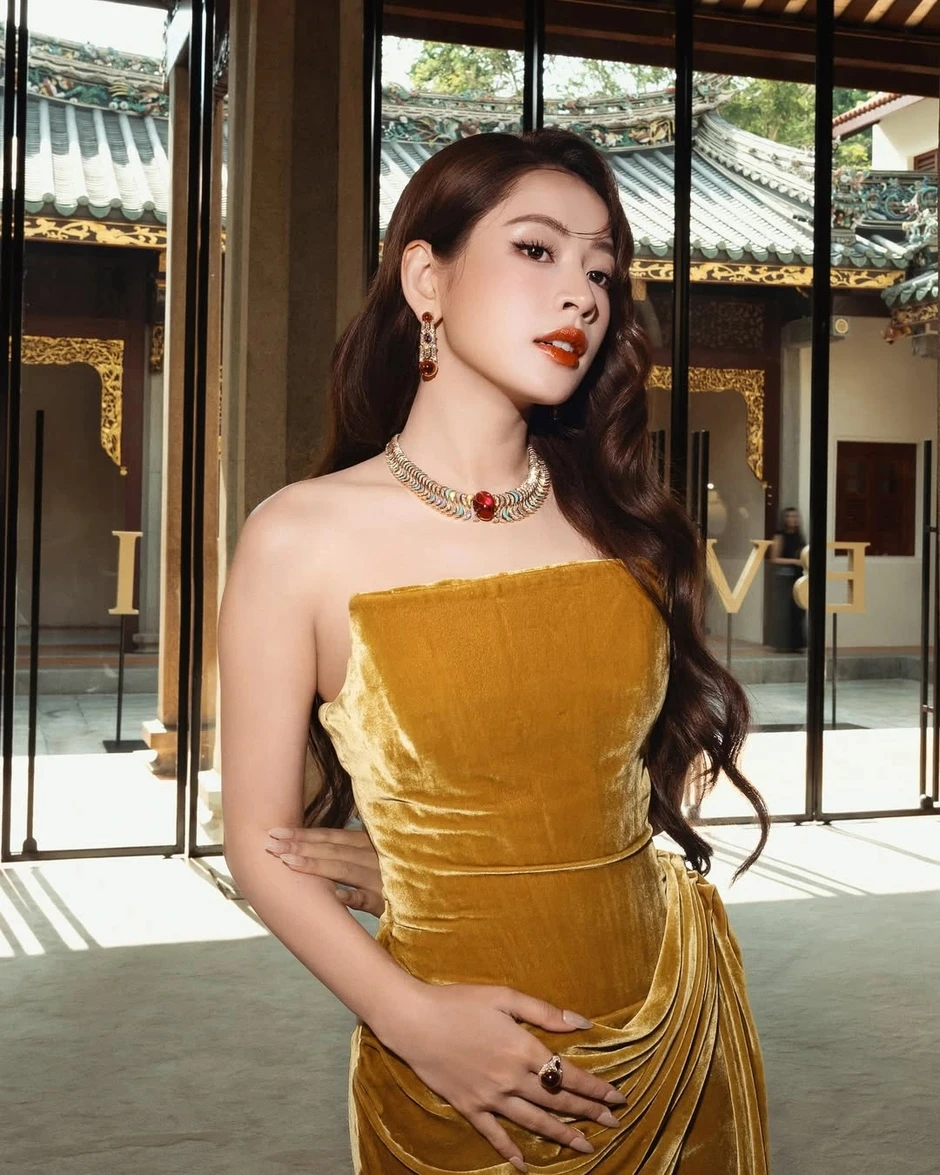 MXH nín thở khi Chi Pu lên đồ đi sự kiện