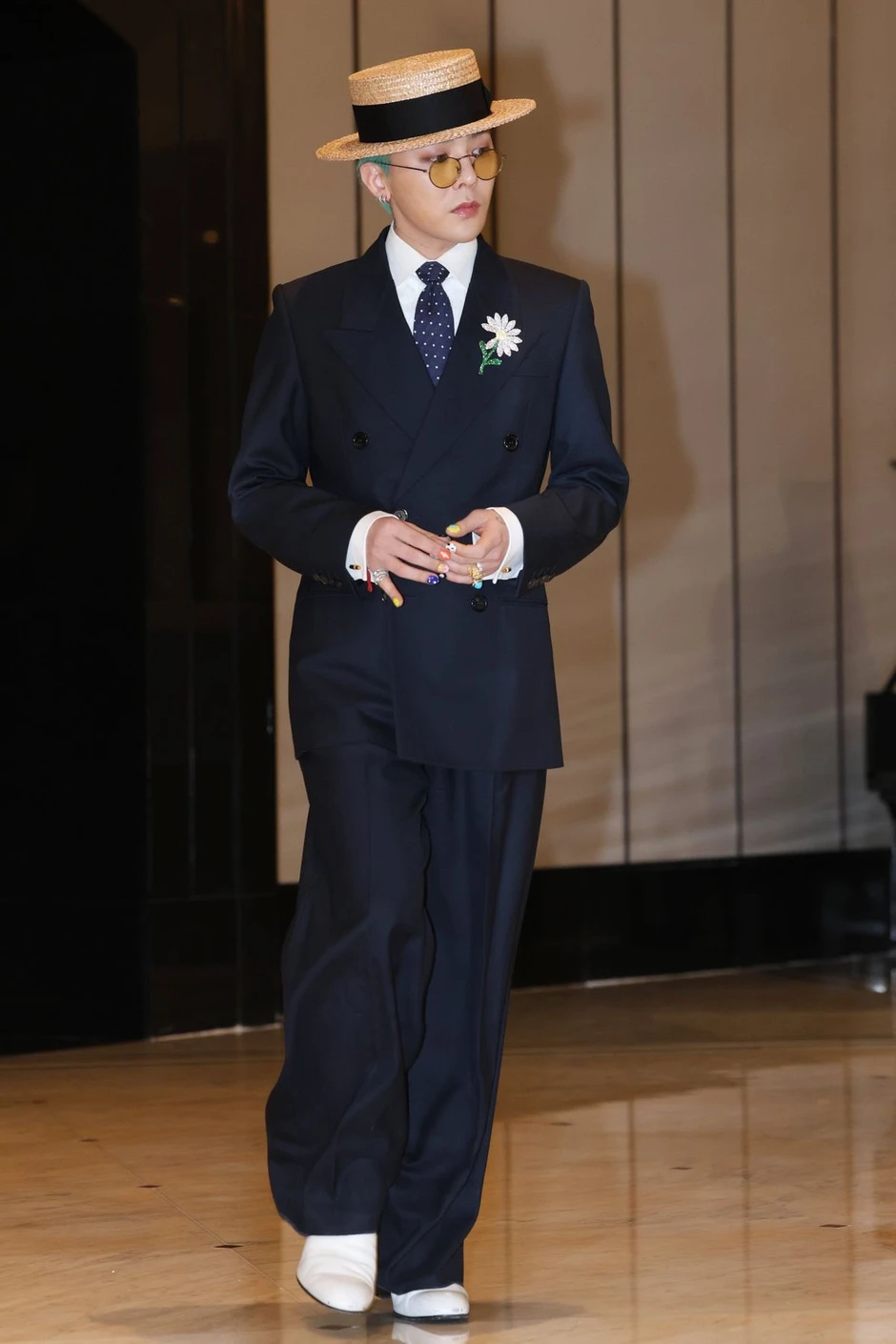 Nam ca sĩ được trả lương 1.100 tỷ/năm: Biểu diễn trước lãnh đạo 21 quốc gia