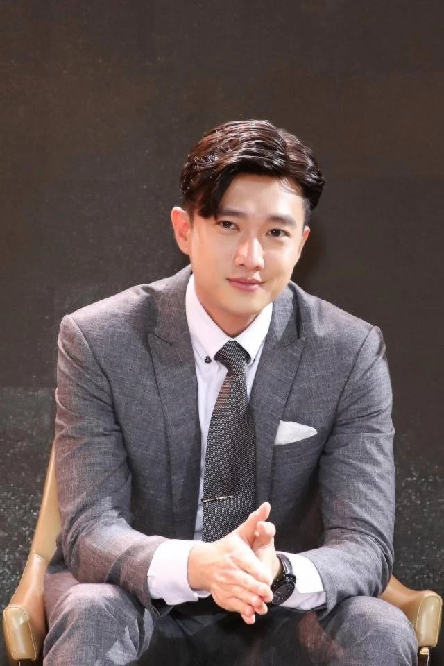 Nam diễn viên đẹp trai, giàu có, 38 tuổi chưa vợ con: "Mình đâu phải cái bóng đèn mà rực rỡ" Nam diễn viên đẹp trai, giàu có, 38 tuổi chưa vợ con: "Mình đâu phải cái bóng đèn mà rực rỡ"