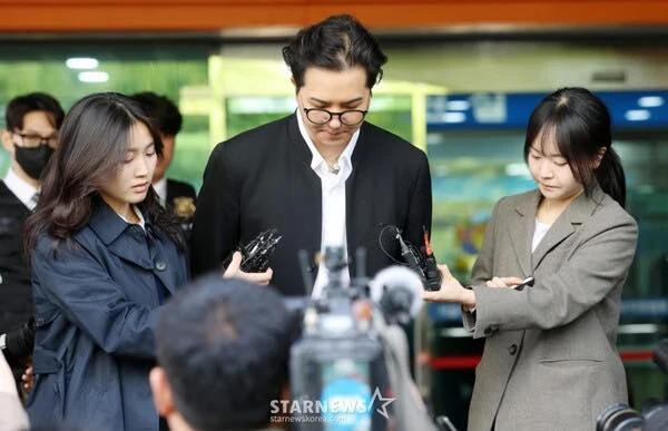 Nam nghệ sĩ cúi gằm mặt hầu tòa vào sáng nay, bị đề nghị 1 năm 6 tháng tù: "Tôi đang mắc chứng rối loạn lưỡng cực và rối loạn hoảng sợ"