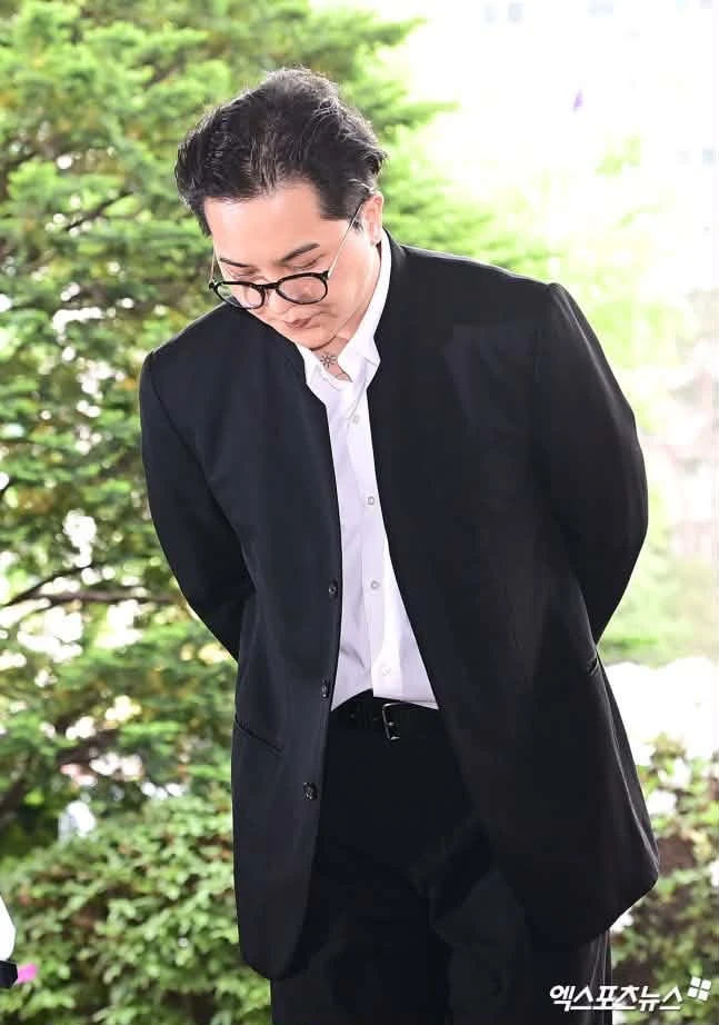 Nam nghệ sĩ cúi gằm mặt hầu tòa vào sáng nay, bị đề nghị 1 năm 6 tháng tù: "Tôi đang mắc chứng rối loạn lưỡng cực và rối loạn hoảng sợ"