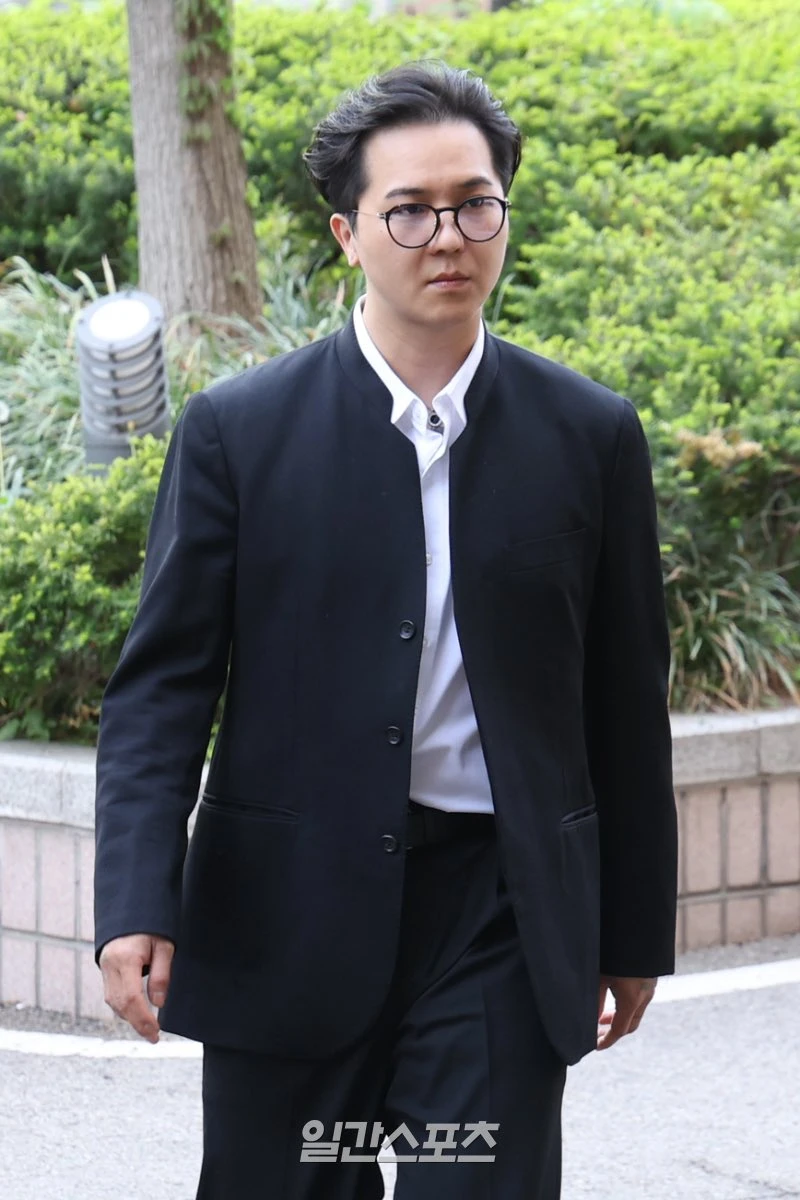 Nam nghệ sĩ cúi gằm mặt hầu tòa vào sáng nay, bị đề nghị 1 năm 6 tháng tù: "Tôi đang mắc chứng rối loạn lưỡng cực và rối loạn hoảng sợ"