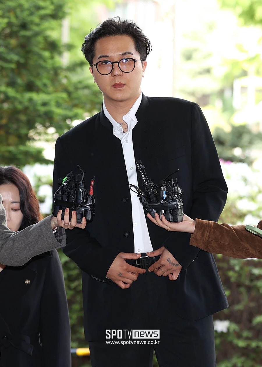 Nam nghệ sĩ cúi gằm mặt hầu tòa vào sáng nay, bị đề nghị 1 năm 6 tháng tù: "Tôi đang mắc chứng rối loạn lưỡng cực và rối loạn hoảng sợ"