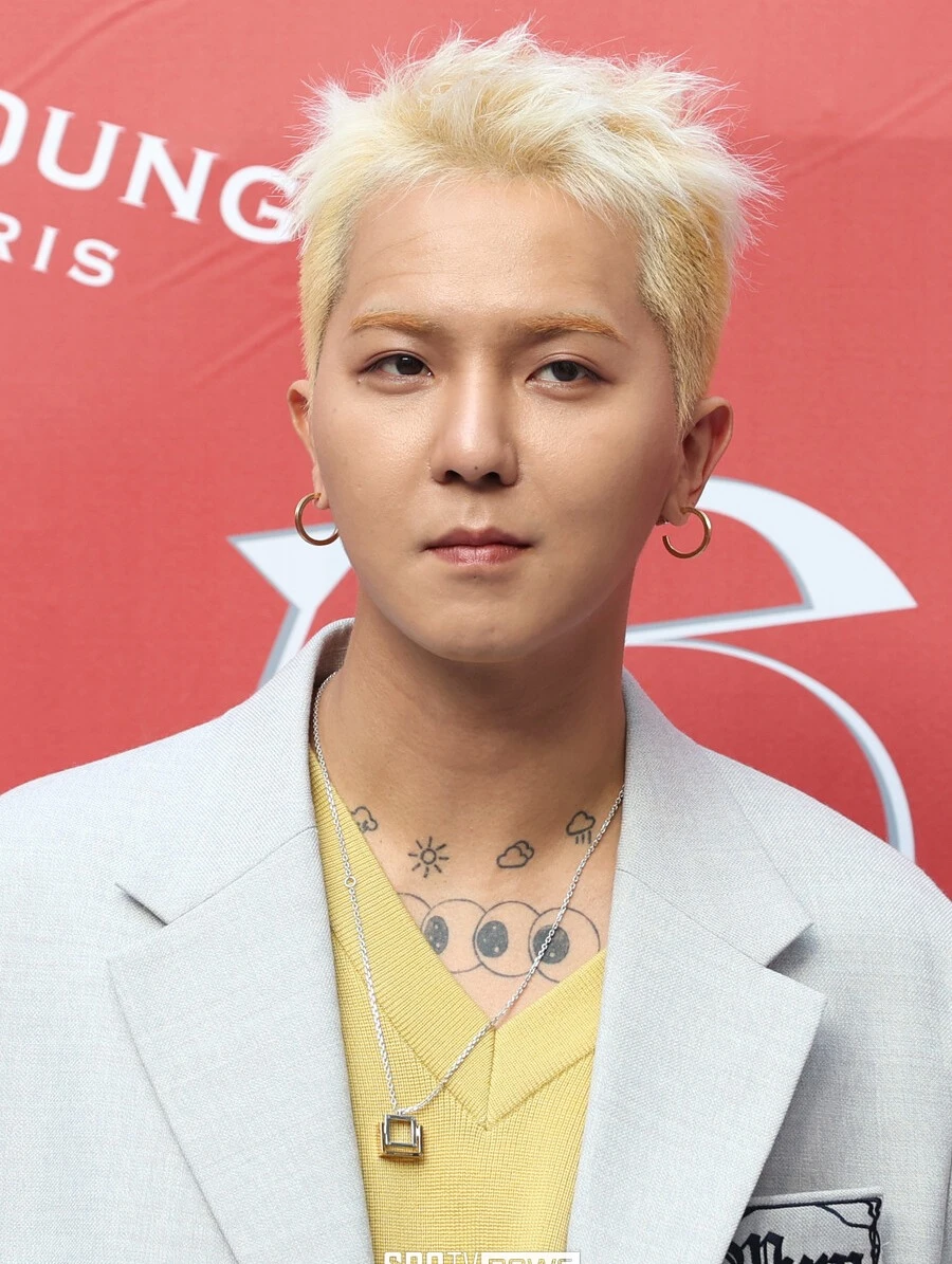 Nam nghệ sĩ cúi gằm mặt hầu tòa vào sáng nay, bị đề nghị 1 năm 6 tháng tù: "Tôi đang mắc chứng rối loạn lưỡng cực và rối loạn hoảng sợ"