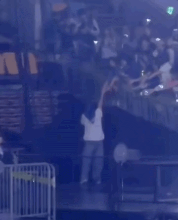 Nam thần Super Junior vội vã bỏ chạy, mặc fan chấn thương nặng trong concert?