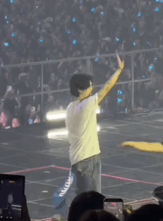 Nam thần Super Junior vội vã bỏ chạy, mặc fan chấn thương nặng trong concert?