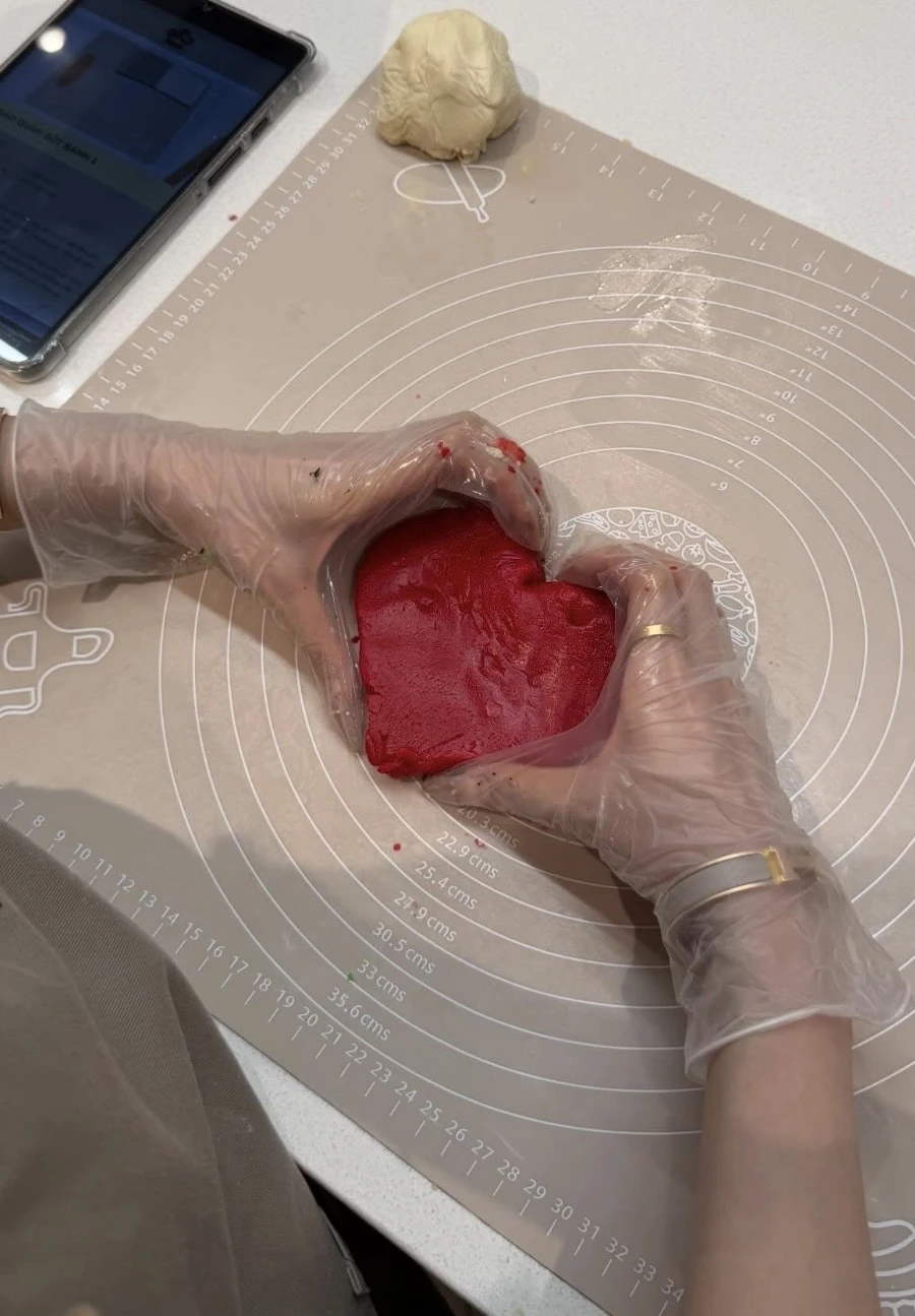 Nàng thơ vào bếp, Rosé Việt Nam khiến netizen "tan chảy" vì quá ngọt ngào!