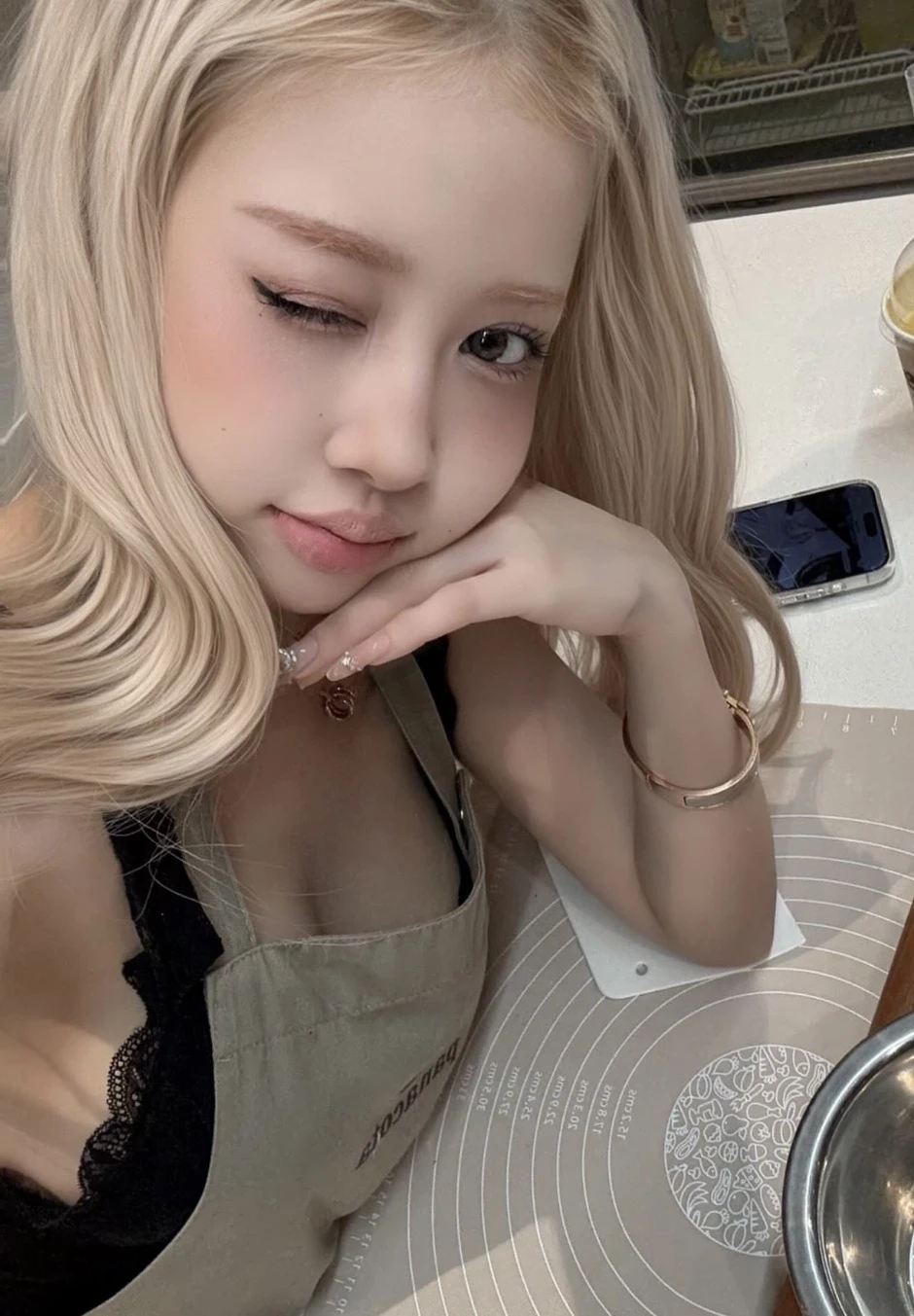 Nàng thơ vào bếp, Rosé Việt Nam khiến netizen "tan chảy" vì quá ngọt ngào!