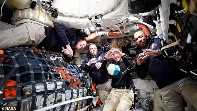 NASA tiết lộ cảnh báo ngay khi Artemis II vừa vượt “điểm không thể quay đầu” trong hành trình tới Mặt Trăng NASA tiết lộ cảnh báo ngay khi Artemis II vừa vượt “điểm không thể quay đầu” trong hành trình tới Mặt Trăng