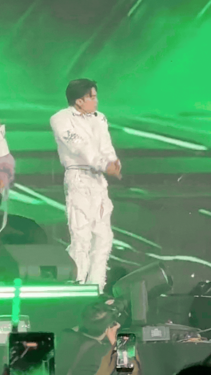 Negav rách quần trước hàng chục nghìn người