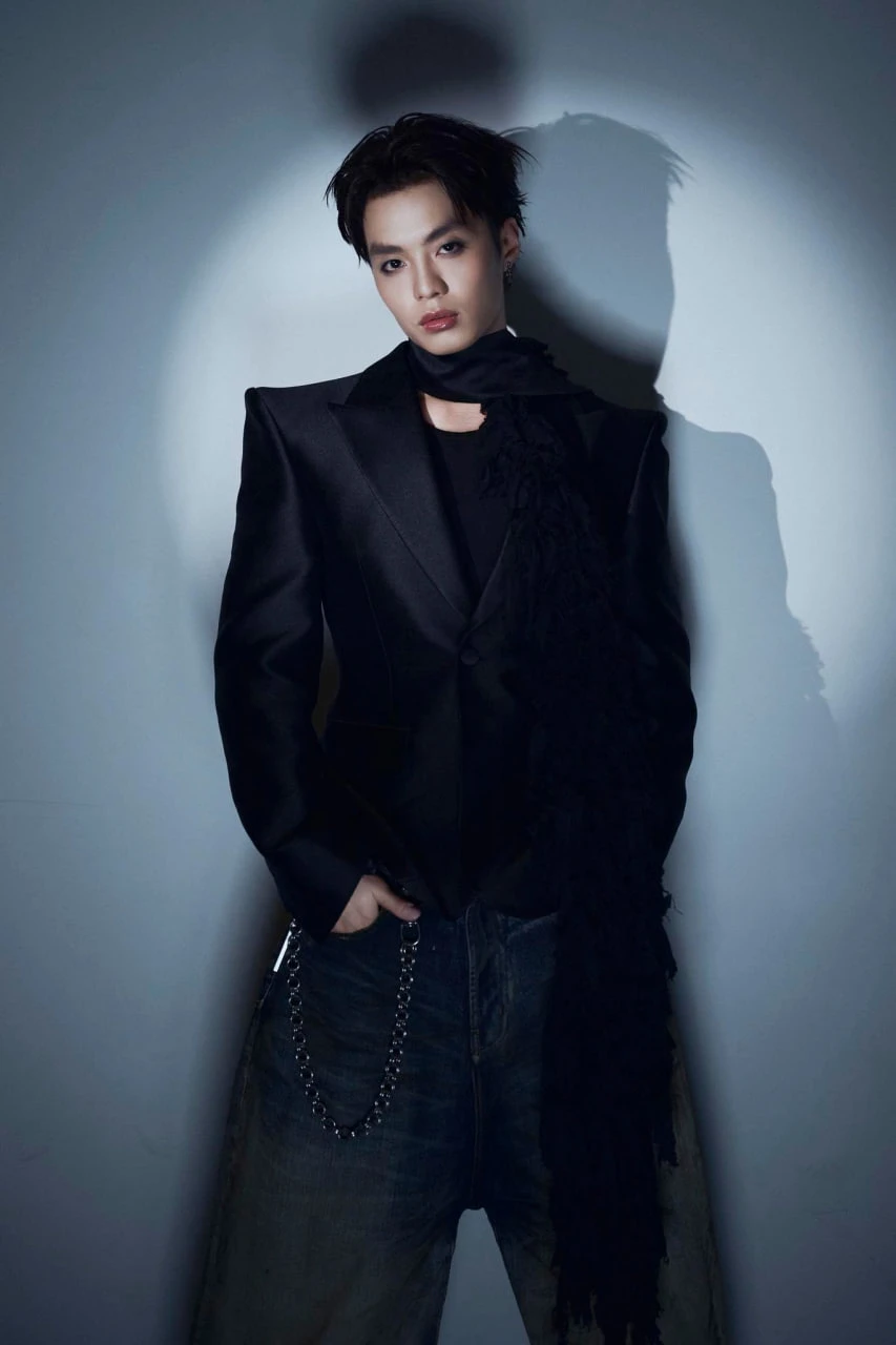 Negav rách quần trước hàng chục nghìn người