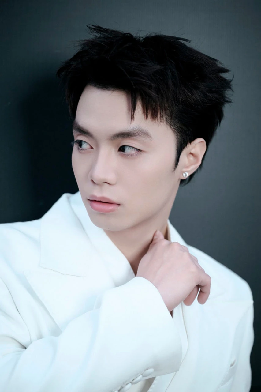 Negav rách quần trước hàng chục nghìn người