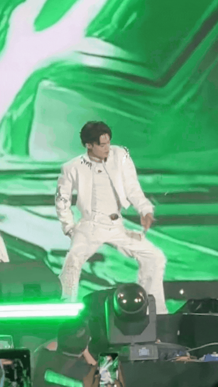 Negav rách quần trước hàng chục nghìn người