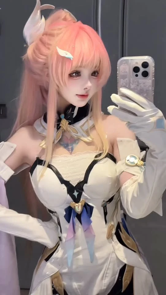 Ngắm mỏi mắt với trend "quạt trần" của các coser, , một lần biến hình là lại khiến người xem mê mệt Ngắm mỏi mắt với trend "quạt trần" của các coser, , một lần biến hình là lại khiến người xem mê mệt