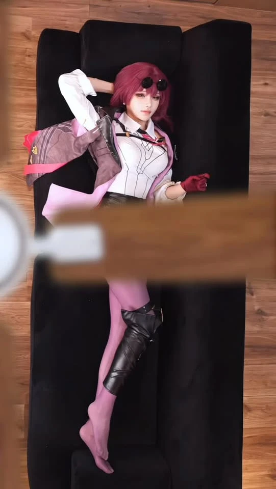 Ngắm mỏi mắt với trend "quạt trần" của các coser, , một lần biến hình là lại khiến người xem mê mệt Ngắm mỏi mắt với trend "quạt trần" của các coser, , một lần biến hình là lại khiến người xem mê mệt