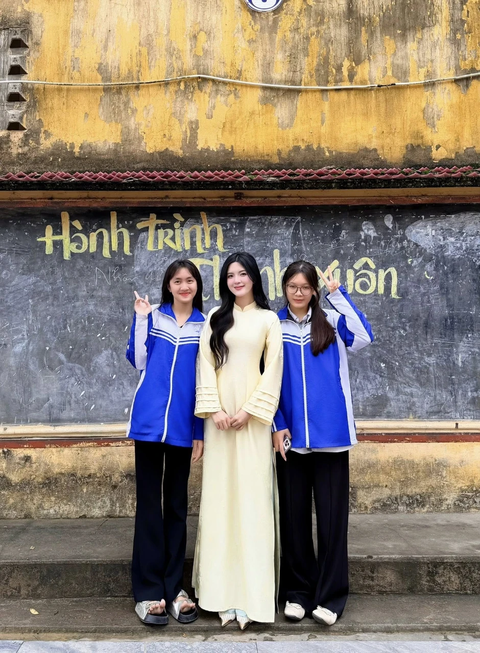 Ngẫu hứng biểu diễn ảo thuật, cô giáo xinh đẹp khiến CDM hết lời khen ngợi