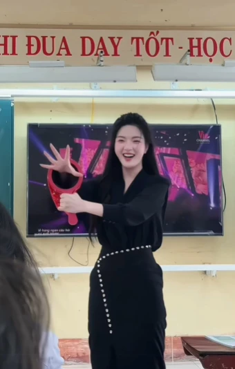 Ngẫu hứng biểu diễn ảo thuật, cô giáo xinh đẹp khiến CDM hết lời khen ngợi