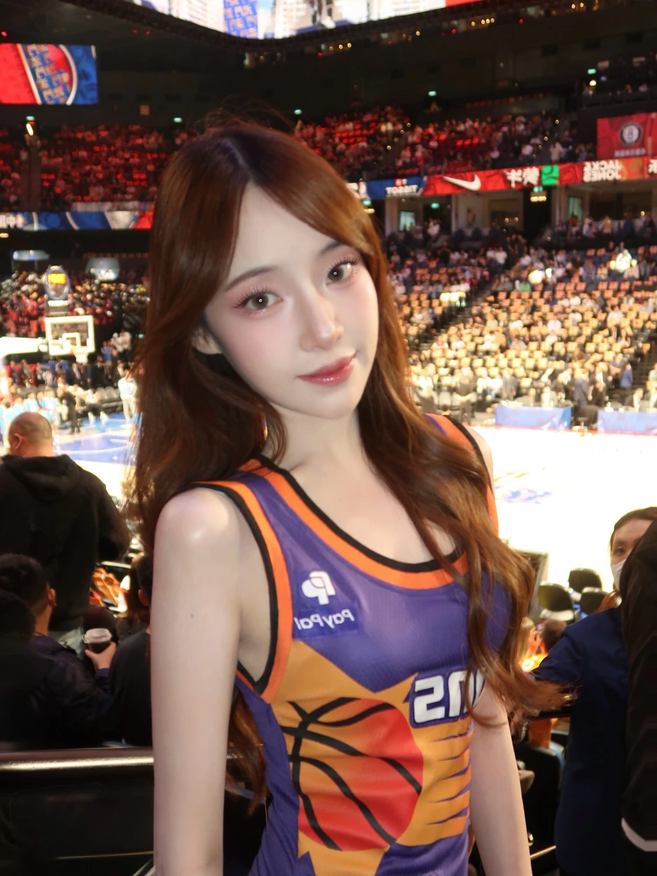 Ngẫu hứng chụp hình ở sân bóng rổ, hot girl bất ngờ viral vì quá xinh đẹp