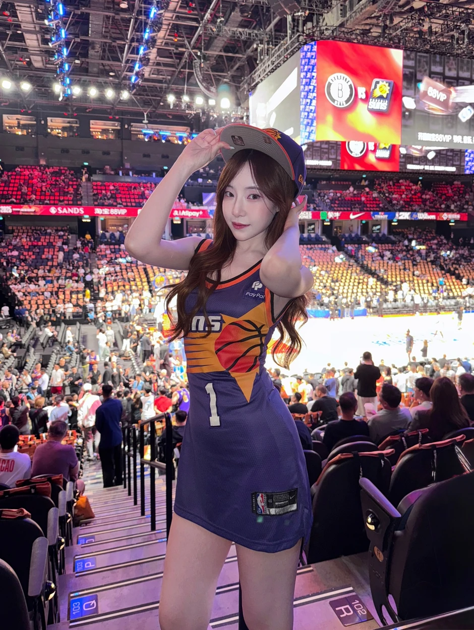 Ngẫu hứng chụp hình ở sân bóng rổ, hot girl bất ngờ viral vì quá xinh đẹp