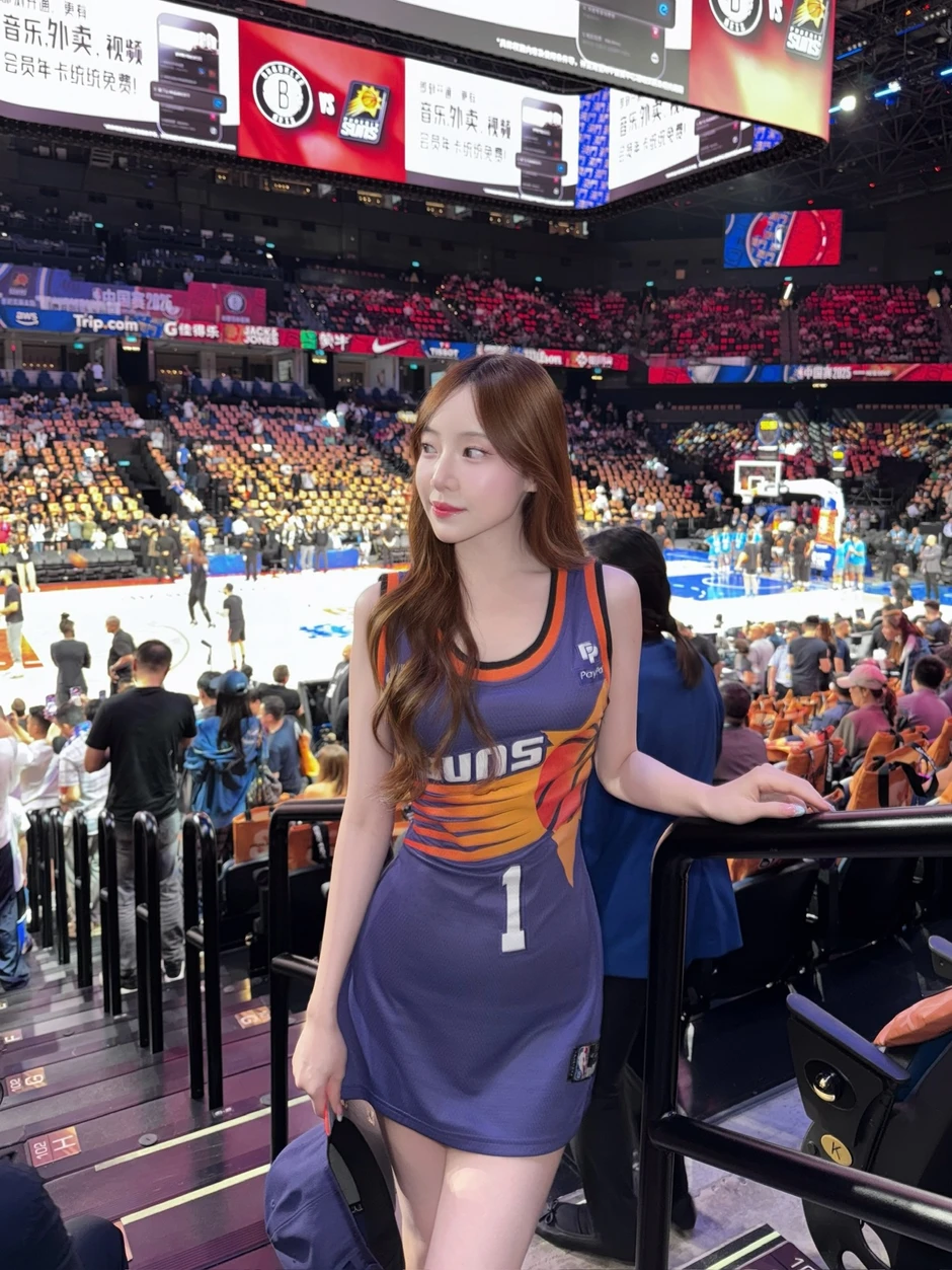 Ngẫu hứng chụp hình ở sân bóng rổ, hot girl bất ngờ viral vì quá xinh đẹp