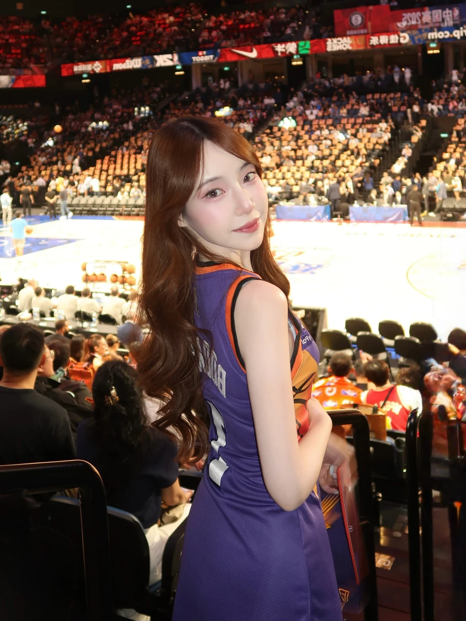 Ngẫu hứng chụp hình ở sân bóng rổ, hot girl bất ngờ viral vì quá xinh đẹp