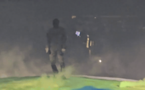 Ngỡ ngàng trước siêu concert mang Trái Đất lên sân khấu của Kanye West