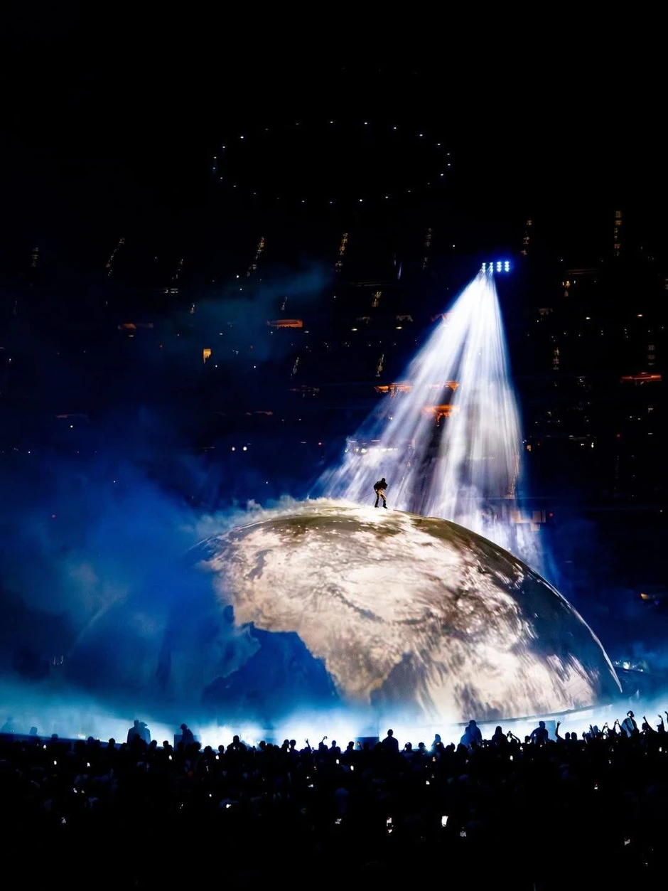 Ngỡ ngàng trước siêu concert mang Trái Đất lên sân khấu của Kanye West