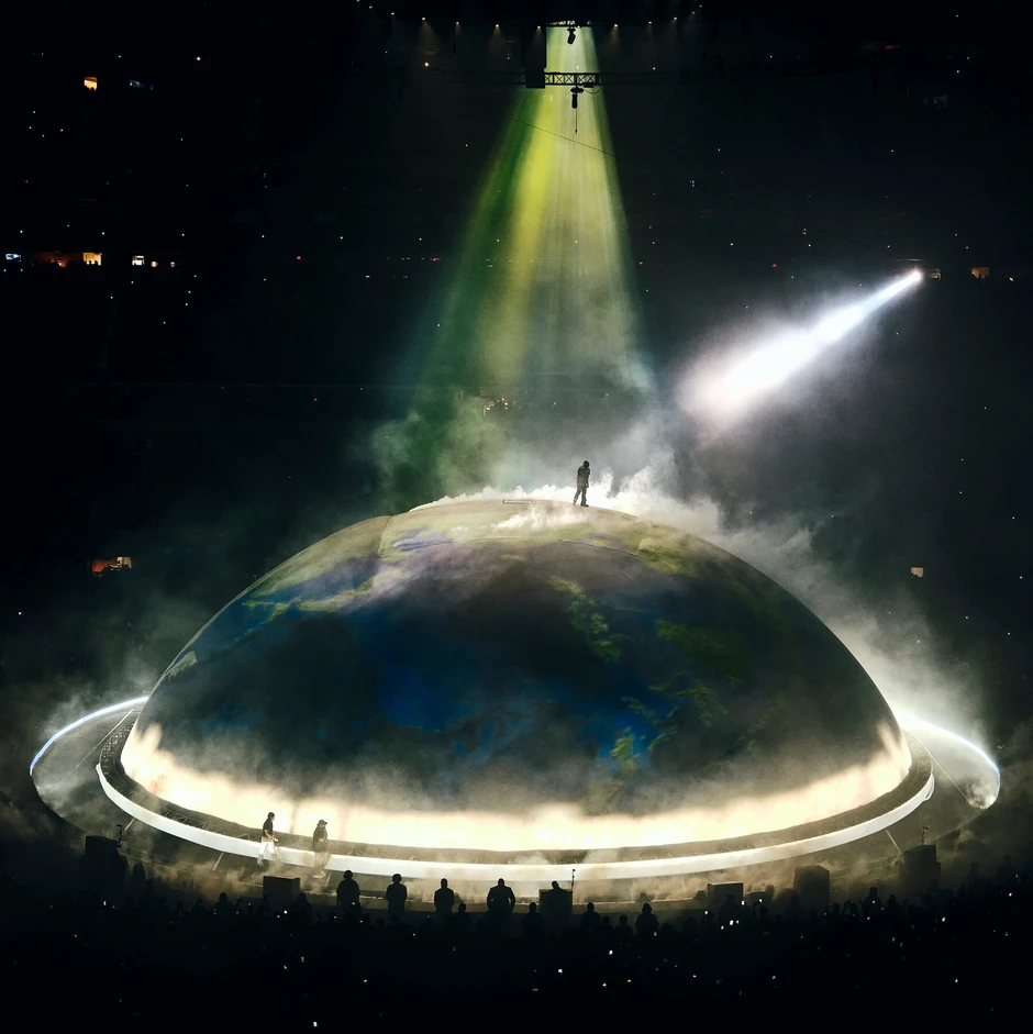 Ngỡ ngàng trước siêu concert mang Trái Đất lên sân khấu của Kanye West