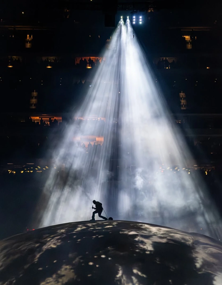 Ngỡ ngàng trước siêu concert mang Trái Đất lên sân khấu của Kanye West
