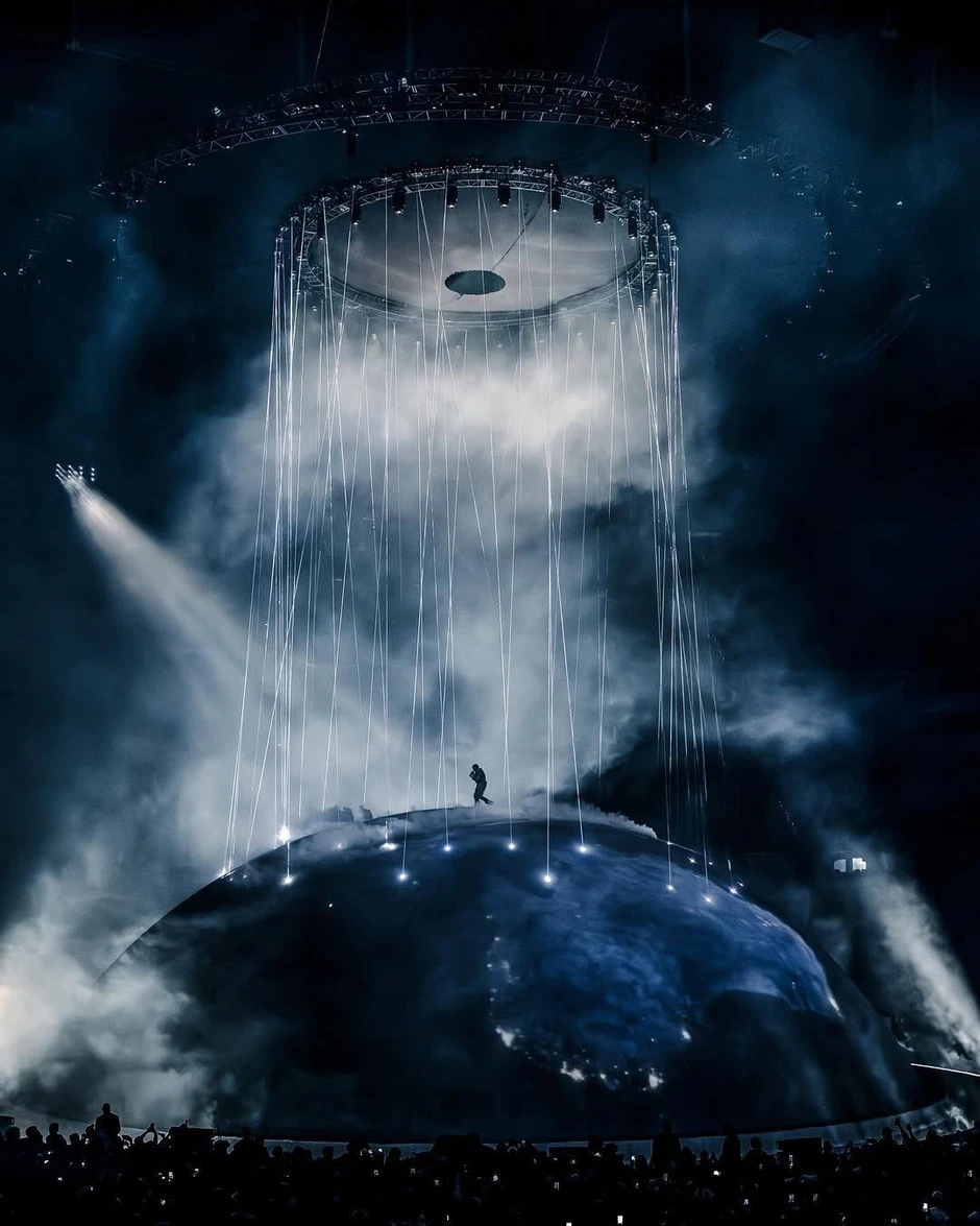 Ngỡ ngàng trước siêu concert mang Trái Đất lên sân khấu của Kanye West