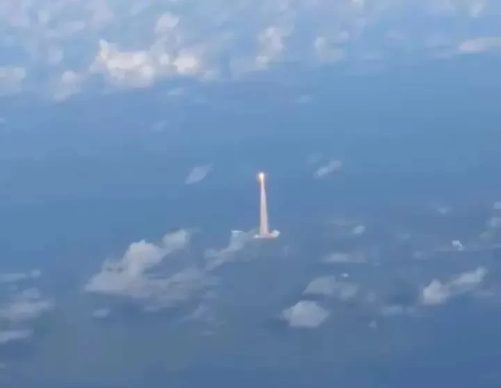 Ngoài cửa sổ máy bay là lịch sử: Hành khách vô tình bắt gặp cảnh tên lửa đưa con người lên Mặt trăng sau 54 năm