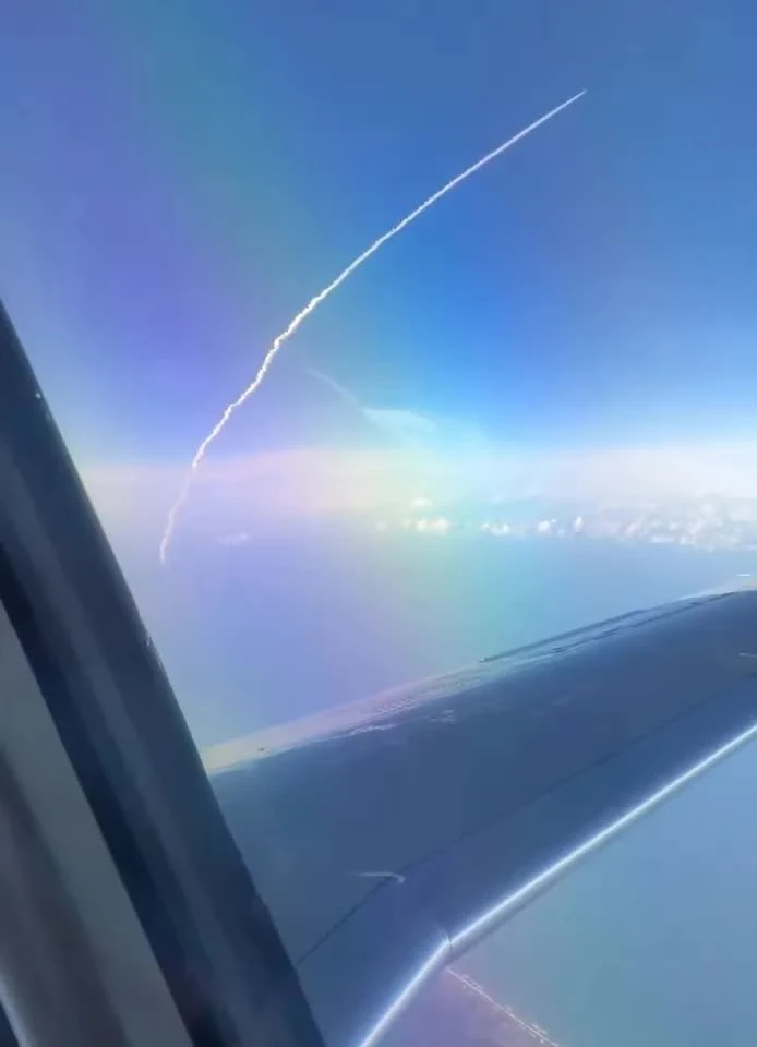 Ngoài cửa sổ máy bay là lịch sử: Hành khách vô tình bắt gặp cảnh tên lửa đưa con người lên Mặt trăng sau 54 năm