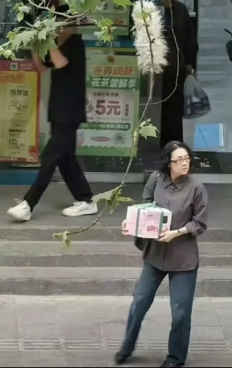 Ngoại hình lôi thôi lếch thếch của Chương Tử Di sau khi tăng 10kg Ngoại hình lôi thôi lếch thếch của Chương Tử Di sau khi tăng 10kg