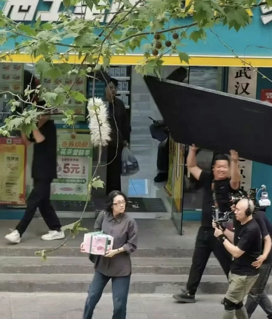 Ngoại hình lôi thôi lếch thếch của Chương Tử Di sau khi tăng 10kg Ngoại hình lôi thôi lếch thếch của Chương Tử Di sau khi tăng 10kg