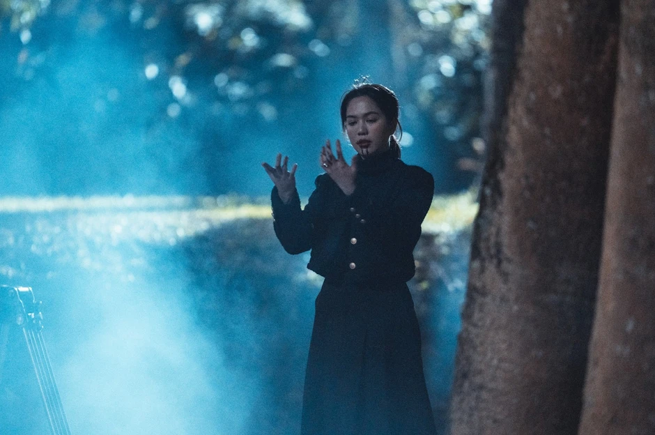 Ngọc Trinh hôn Lê Xuân Tiền ở phim Thẩm Mỹ Viện Âm Phủ