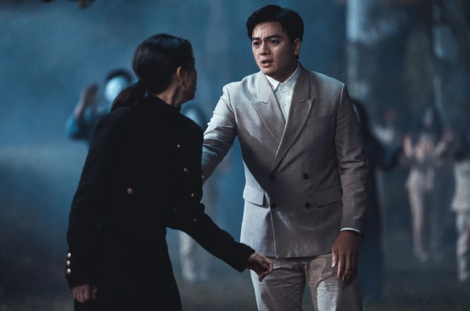 Ngọc Trinh hôn Lê Xuân Tiền ở phim Thẩm Mỹ Viện Âm Phủ