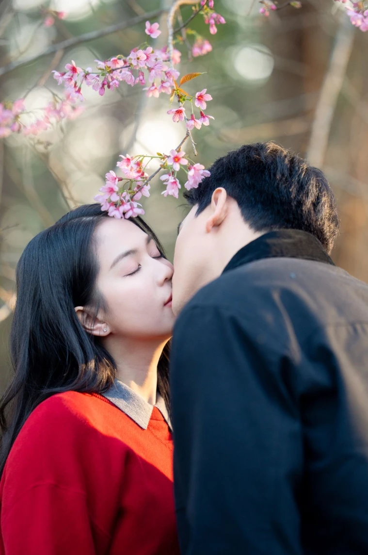 Ngọc Trinh hôn Lê Xuân Tiền ở phim Thẩm Mỹ Viện Âm Phủ