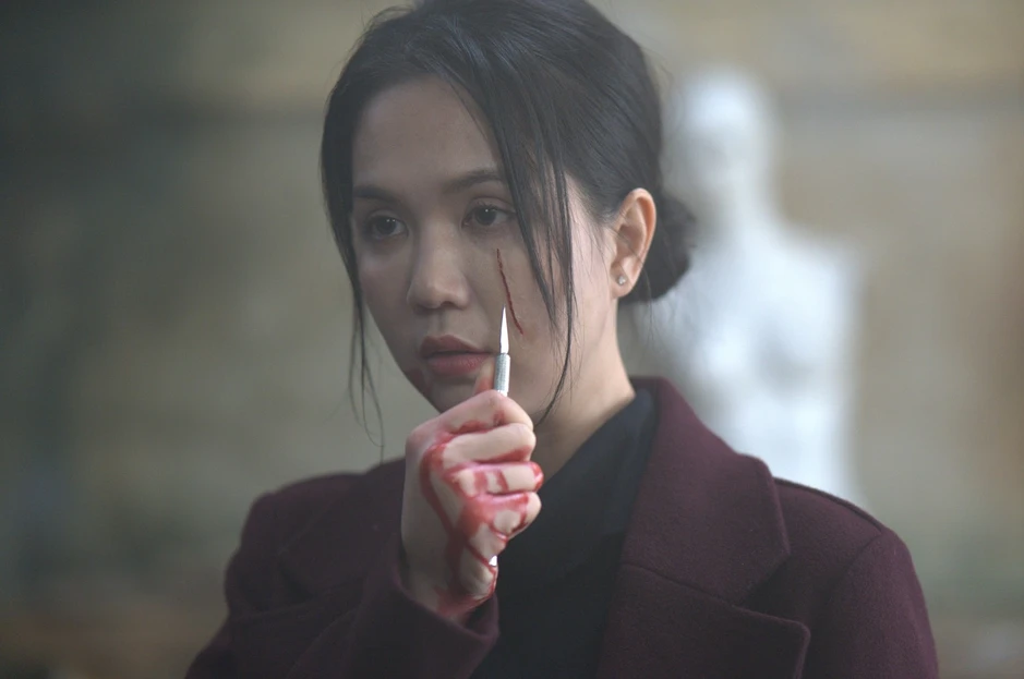 Ngọc Trinh hôn Lê Xuân Tiền ở phim Thẩm Mỹ Viện Âm Phủ