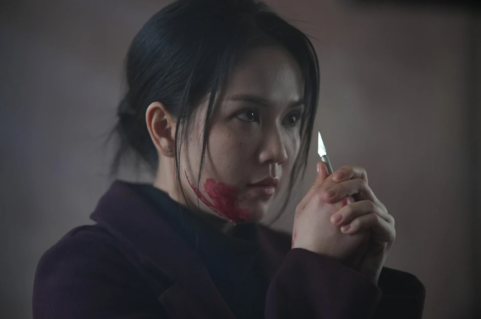 Ngọc Trinh hôn Lê Xuân Tiền ở phim Thẩm Mỹ Viện Âm Phủ