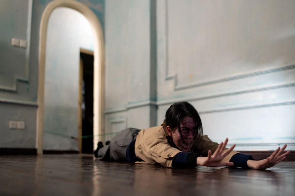 Ngọc Trinh hôn Lê Xuân Tiền ở phim Thẩm Mỹ Viện Âm Phủ