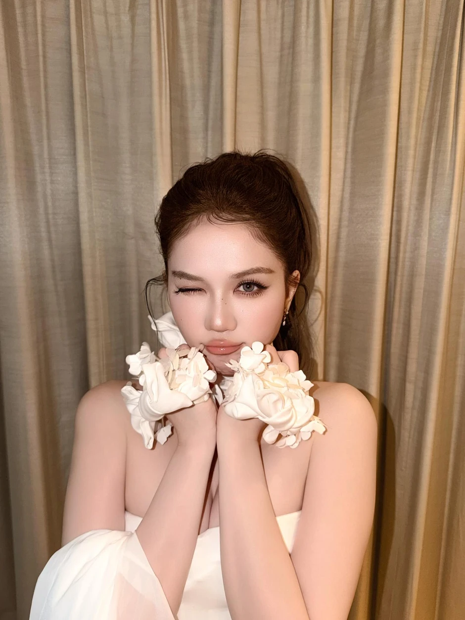 Ngọc Trinh khoe vóc dáng khiến cộng đồng mạng ngỡ ngàng