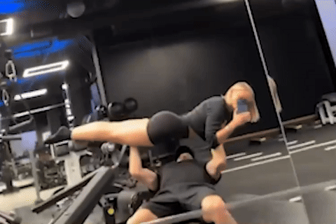 Ngôi sao Chelsea gây bão với clip dùng bạn gái xinh đẹp làm... tạ đẩy ngực