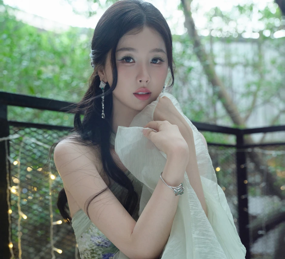 Ngu Thư Hân bị cả showbiz đâm sau lưng