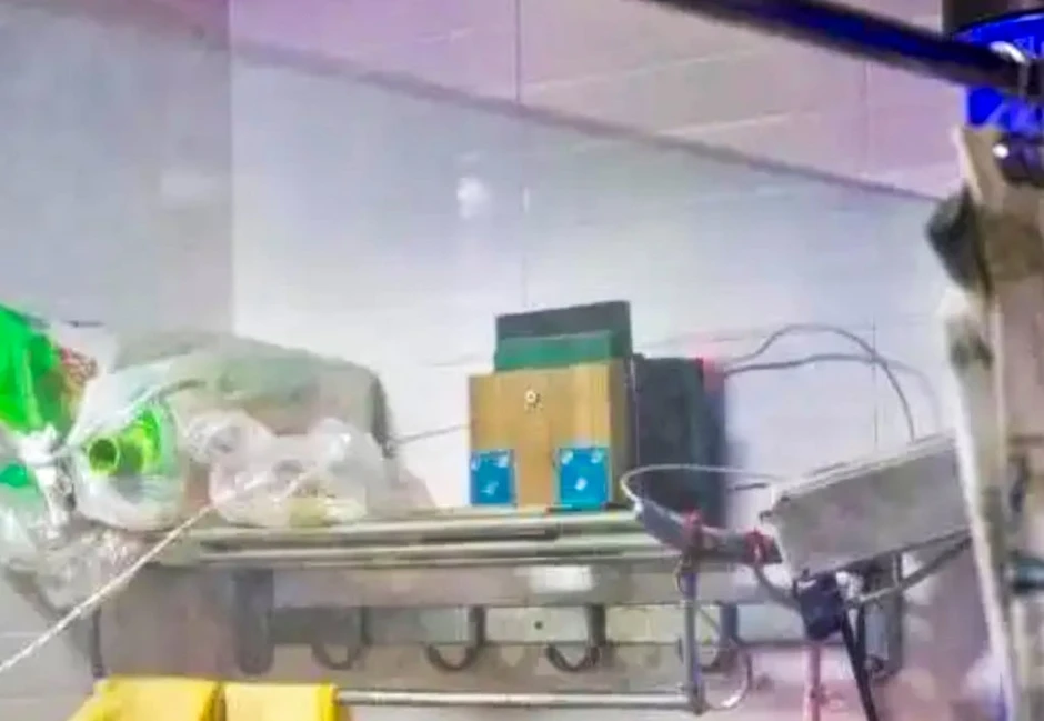 Người đàn ông dùng loa phóng thanh kể chuyện ma suốt 10 tiếng mỗi ngày để trả thù hàng xóm Người đàn ông dùng loa phóng thanh kể chuyện ma suốt 10 tiếng mỗi ngày để trả thù hàng xóm