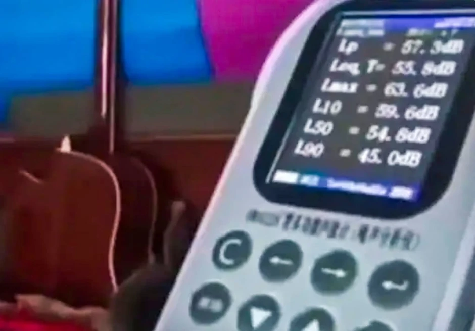 Người đàn ông dùng loa phóng thanh kể chuyện ma suốt 10 tiếng mỗi ngày để trả thù hàng xóm Người đàn ông dùng loa phóng thanh kể chuyện ma suốt 10 tiếng mỗi ngày để trả thù hàng xóm